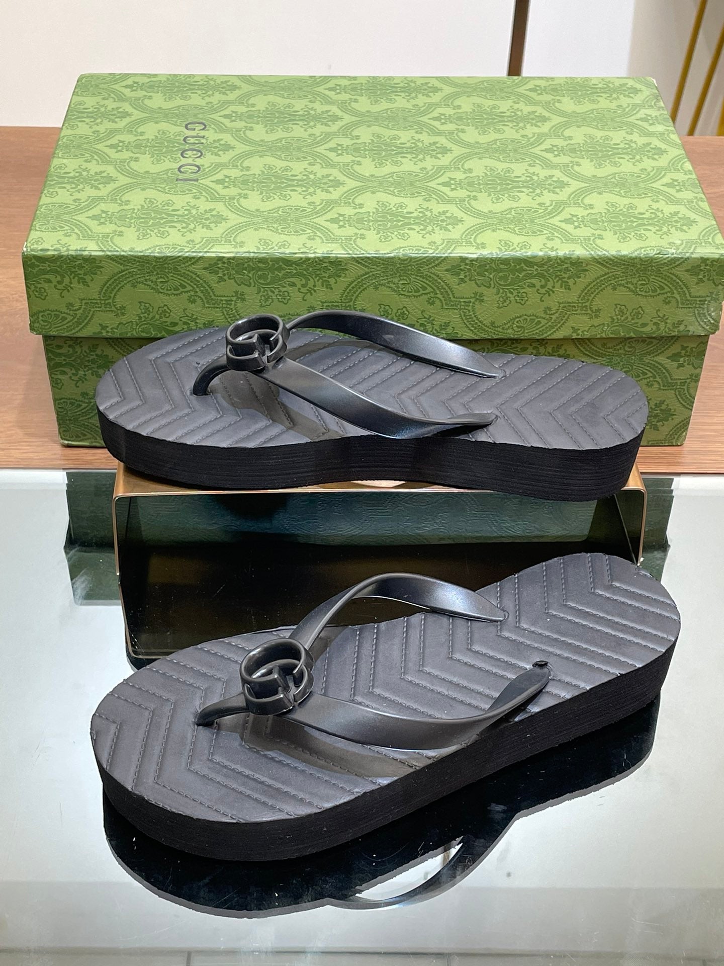 Gucci 2026 Chevron GG Thong Sandals Rubber 699729