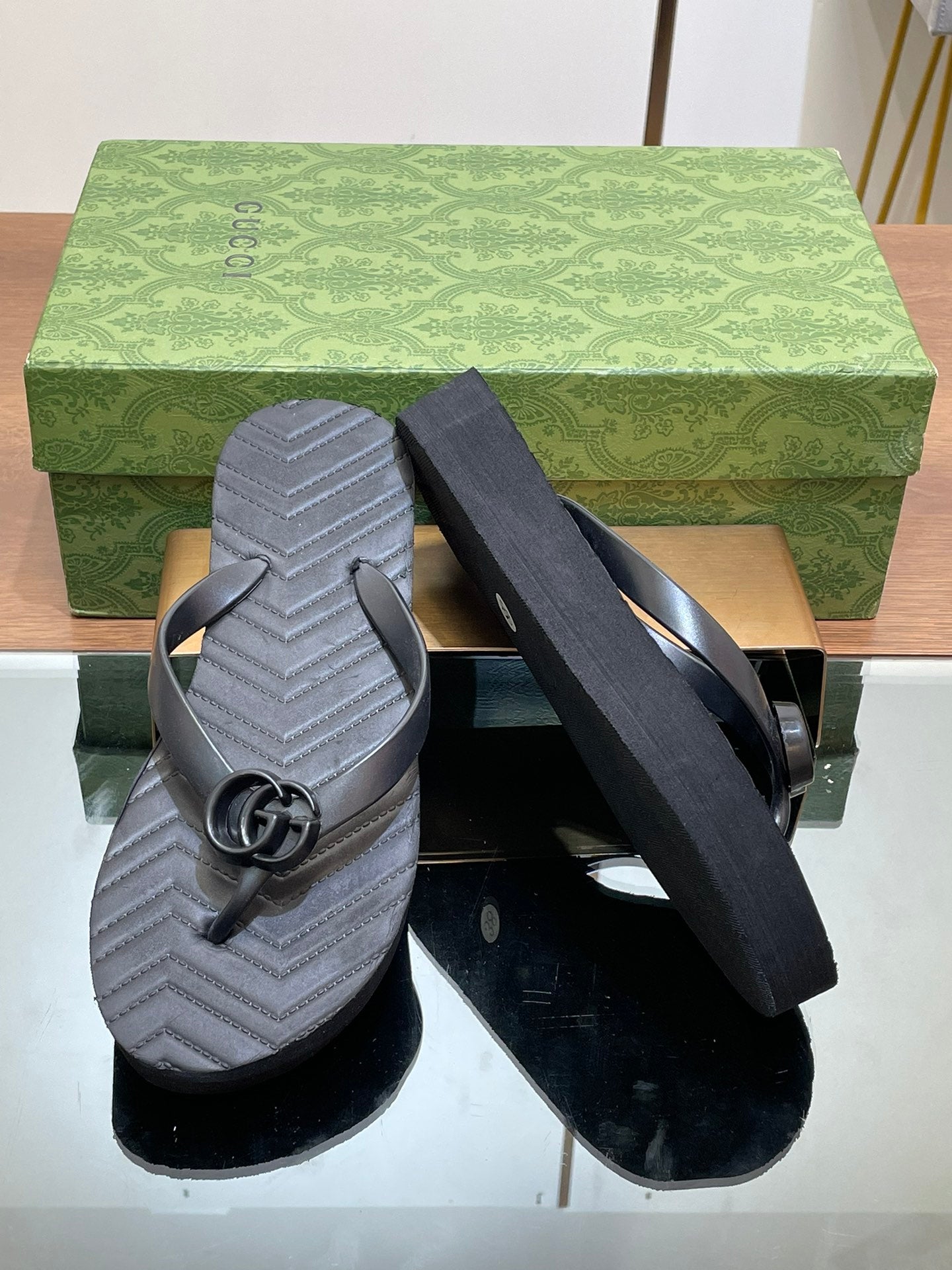 Gucci 2026 Chevron GG Thong Sandals Rubber 699729