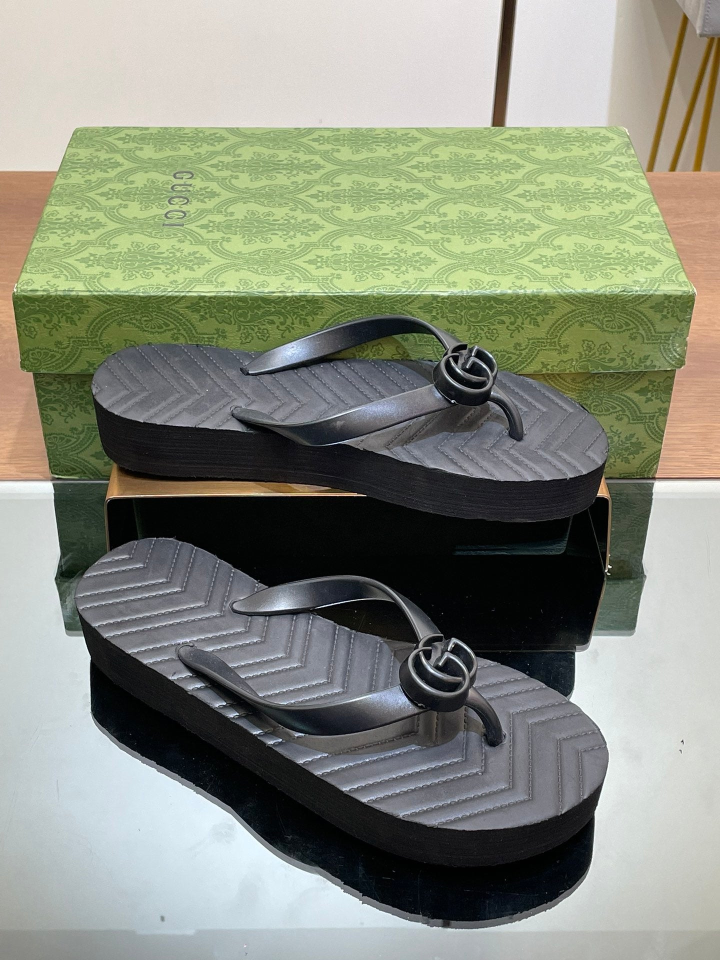 Gucci 2026 Chevron GG Thong Sandals Rubber 699729