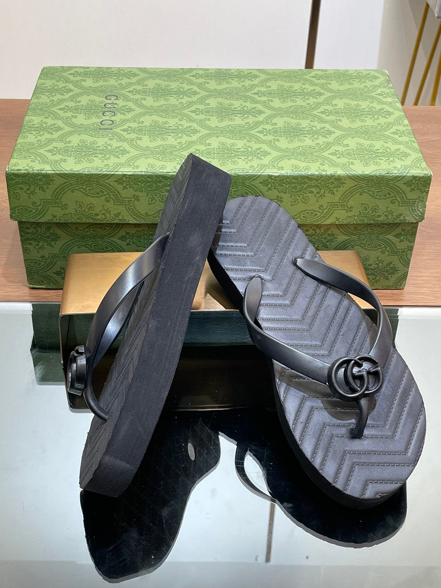 Gucci 2026 Chevron GG Thong Sandals Rubber 699729