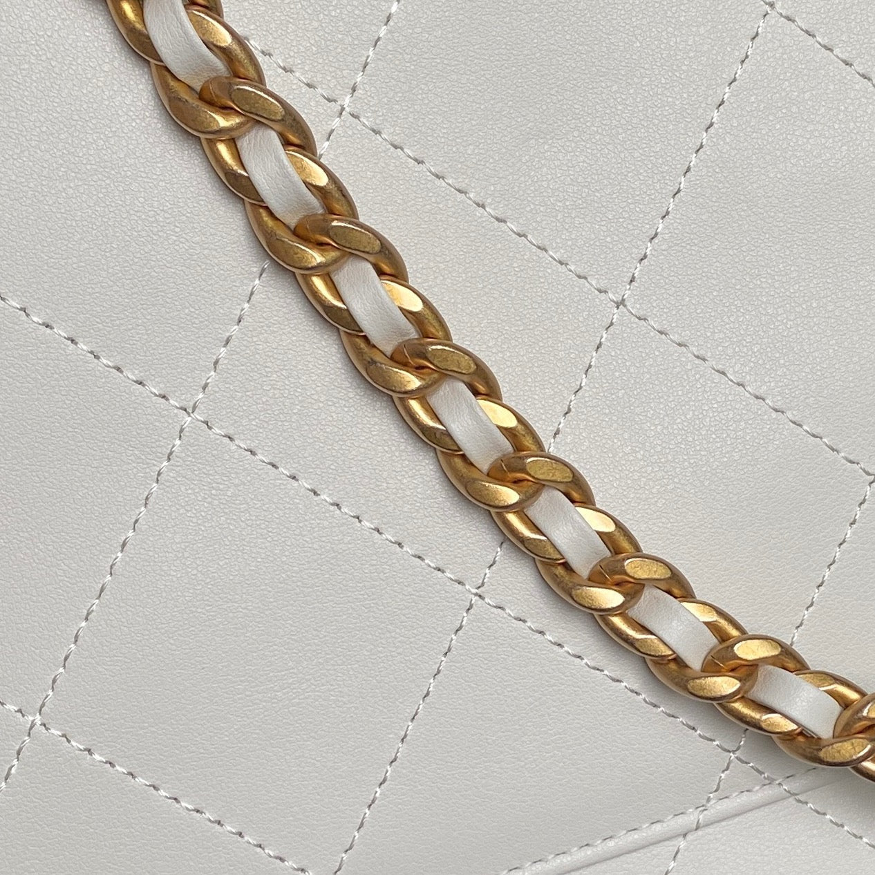 Chanel 2025 Bag 33cm White Calfskin 321004