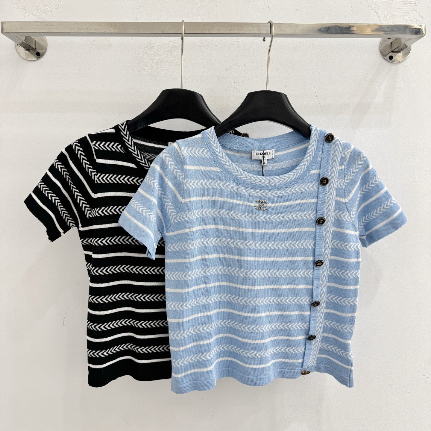 Chanel 2026 Short-Sleeve Top with Stylish Button Decorations Cotton 327103