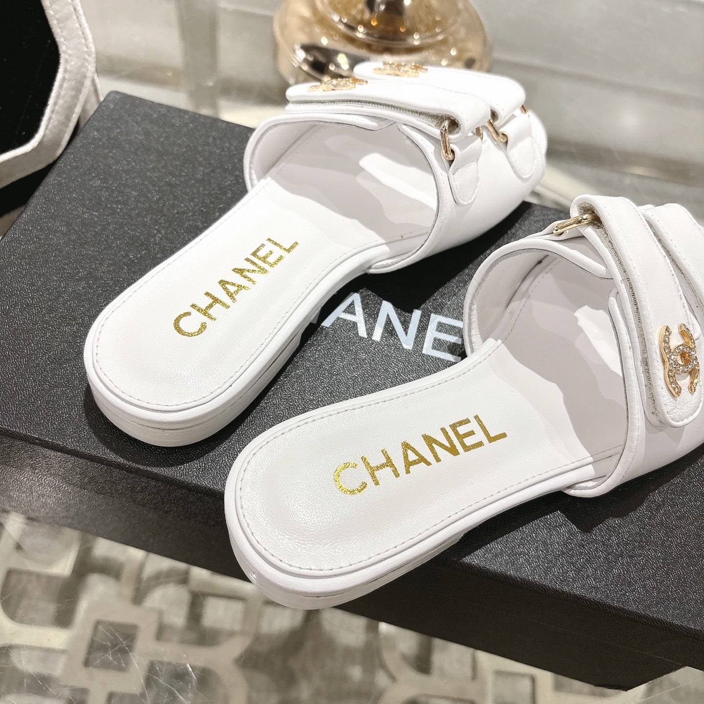 CC 26s Buckle Sandals White Sheepskin 627076