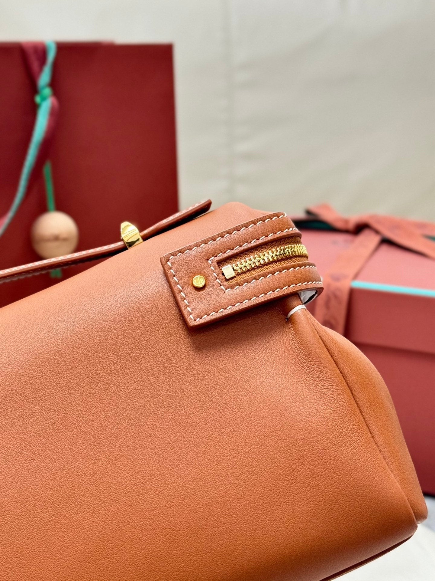 LP 2026 Extra Softy Bag L33 Cuir/Sun Gold Calfskin