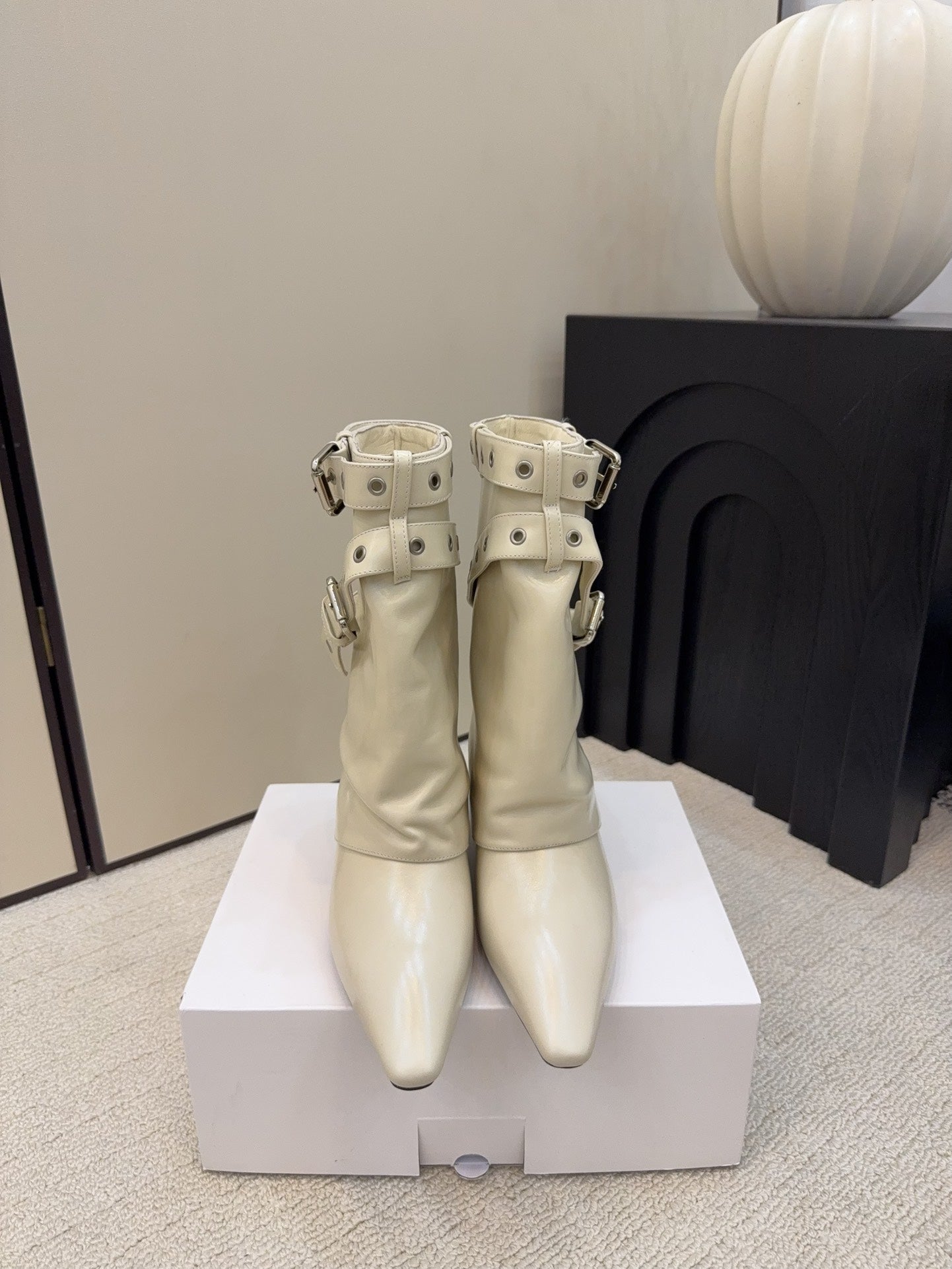 CC 26 Ankle Boot With Buckle Off-white Cowhide 589112