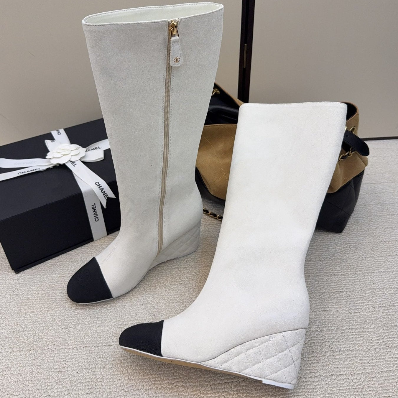 CC 26 Wedge Boot White Black Suede 588894