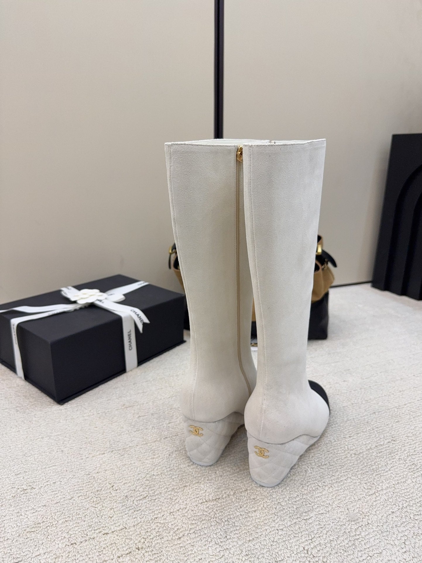 CC 26 Wedge Boot White Black Suede 588894