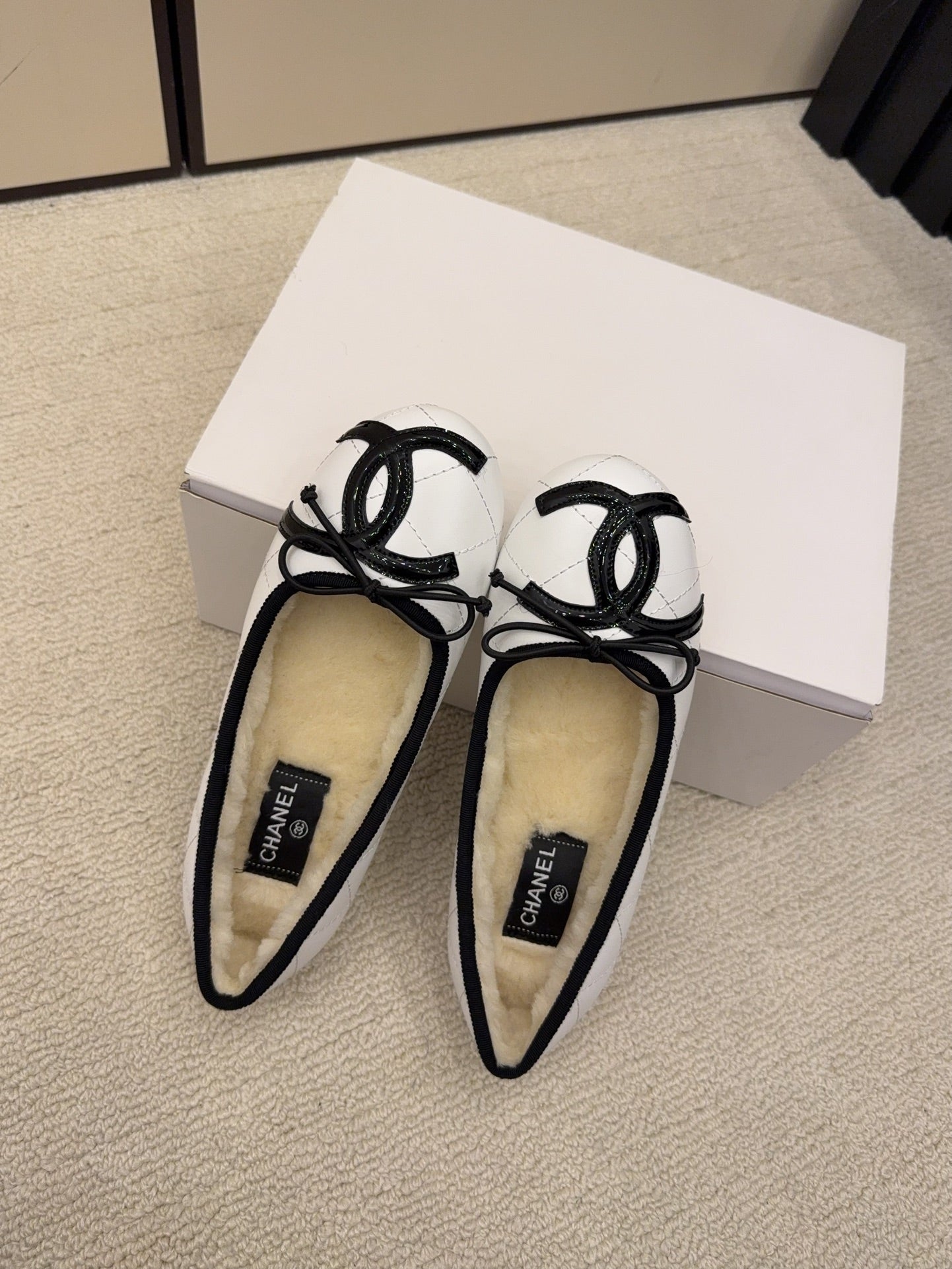 CC 26 Shearling Ballet Flat White Beige Cowhide Wool 588919