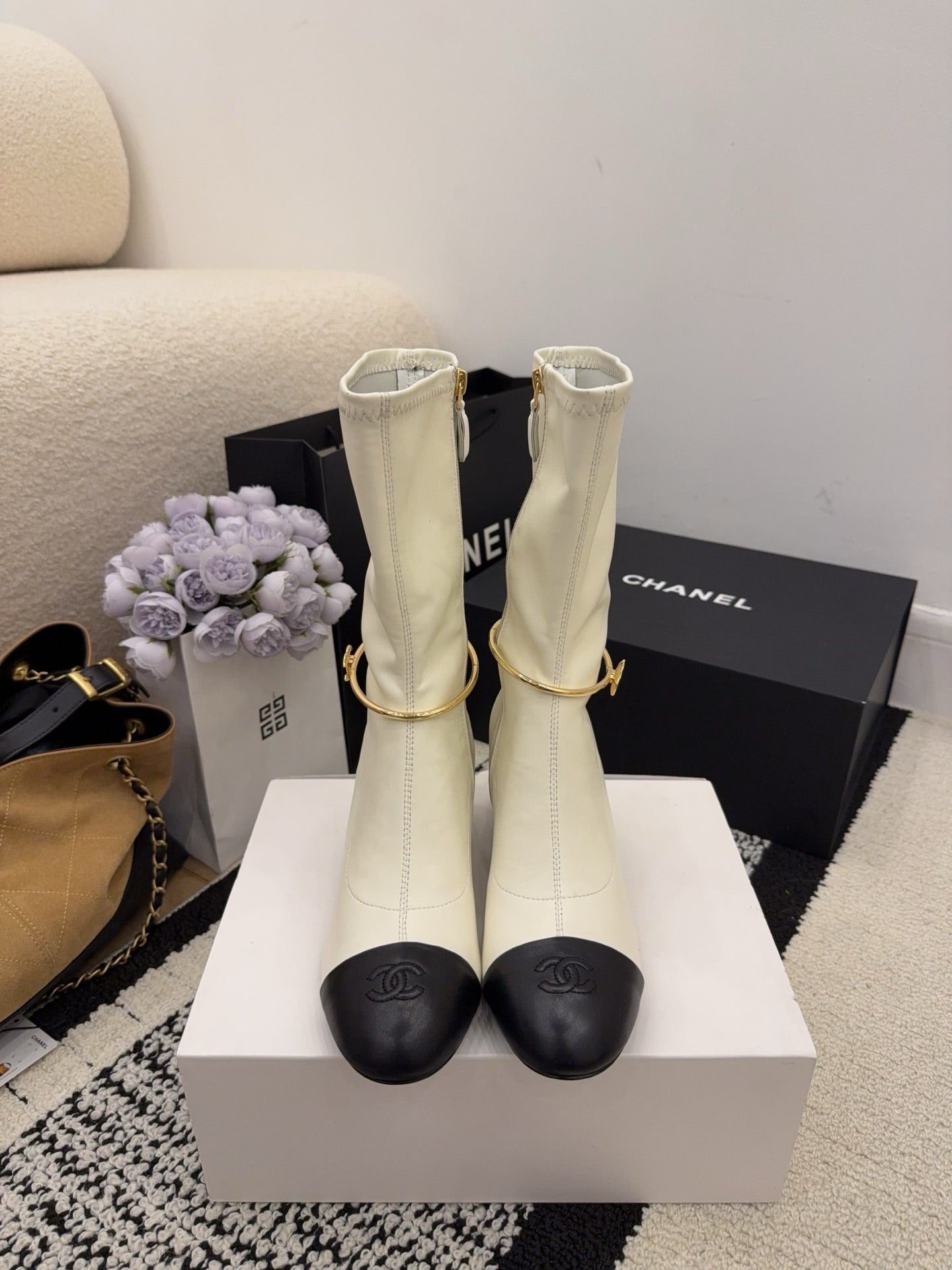 CC 26 Short Boot With Gold-tone Ankle Chain White Black Lambskin 588820