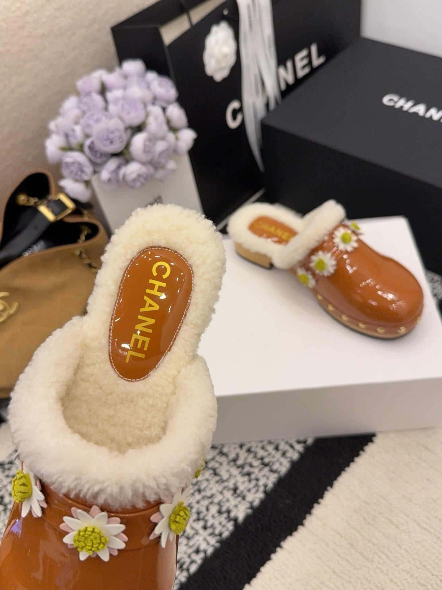 CC 26 Daisy Shearling-lined Slipper Brown Patent Leather 588694