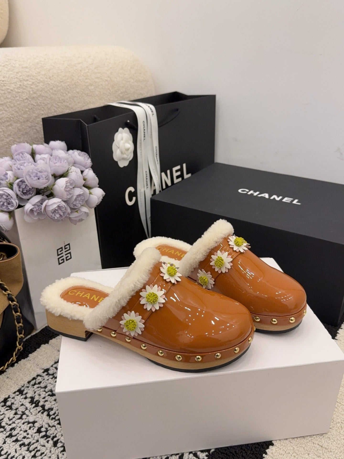 CC 26 Daisy Shearling-lined Slipper Brown Patent Leather 588694