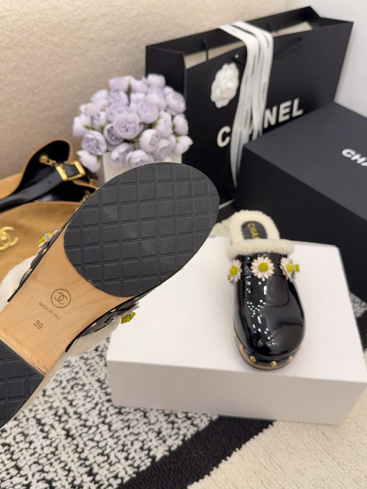 CC 26 Daisy Shearling-lined Slipper Black Patent Leather 588695