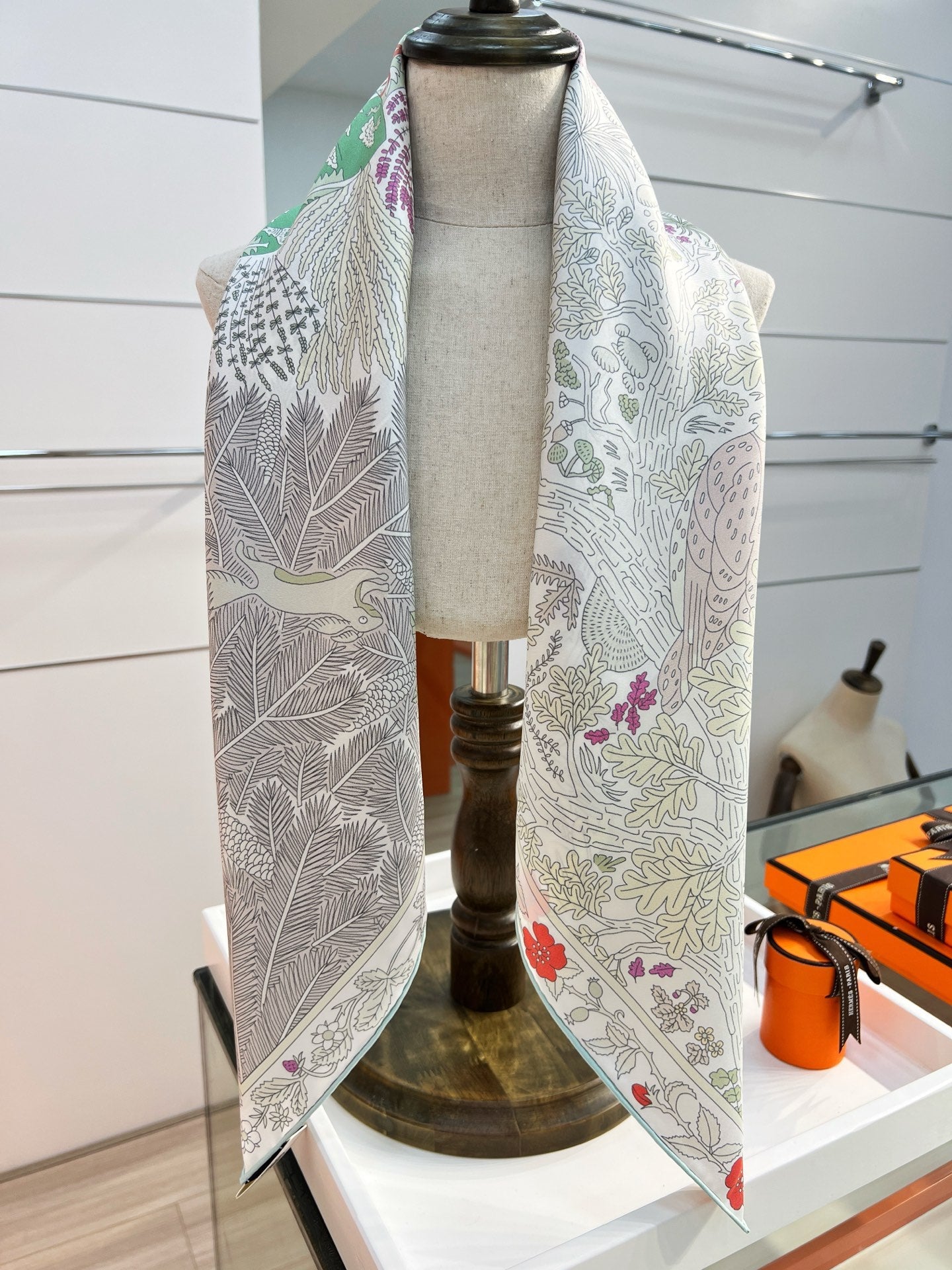 HM 26s Double-sided Scarf 90 White Gray Colorful Mulberry Silk 152368