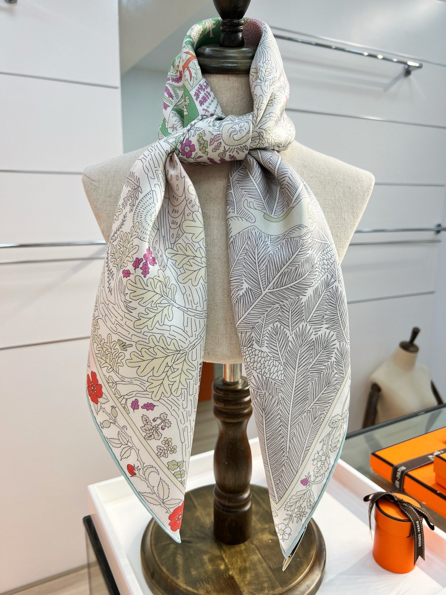 HM 26s Double-sided Scarf 90 White Gray Colorful Mulberry Silk 152368