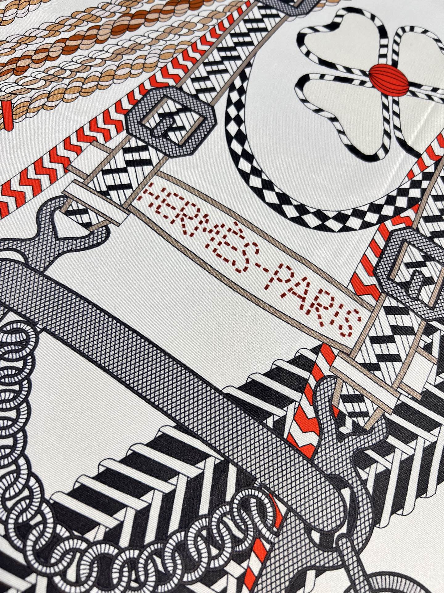 HM 26s Knitting Scarf 90 White Red Colorful Mulberry Silk 148054