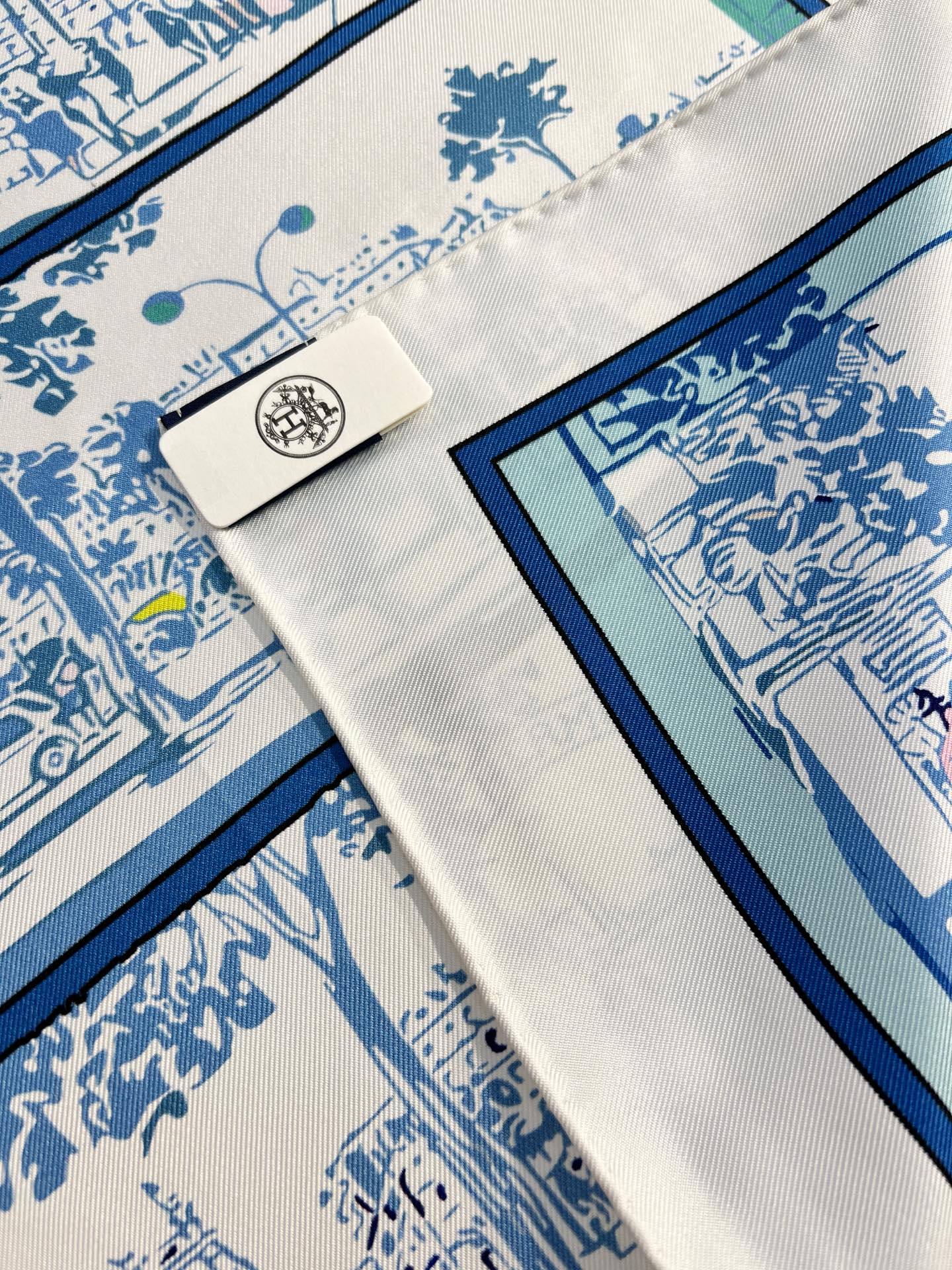 HM 26s Knitting Scarf 90 White Blue Colorful Mulberry Silk 147543