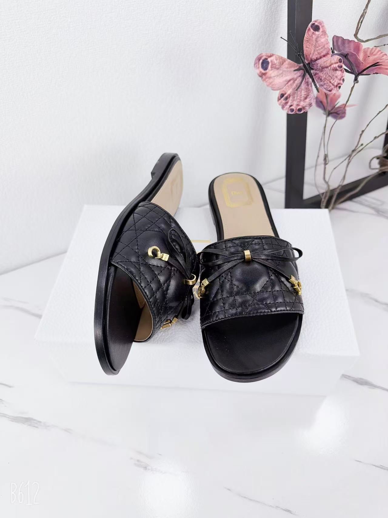 CD 26s Slippers Black Beige Cowhide 681587