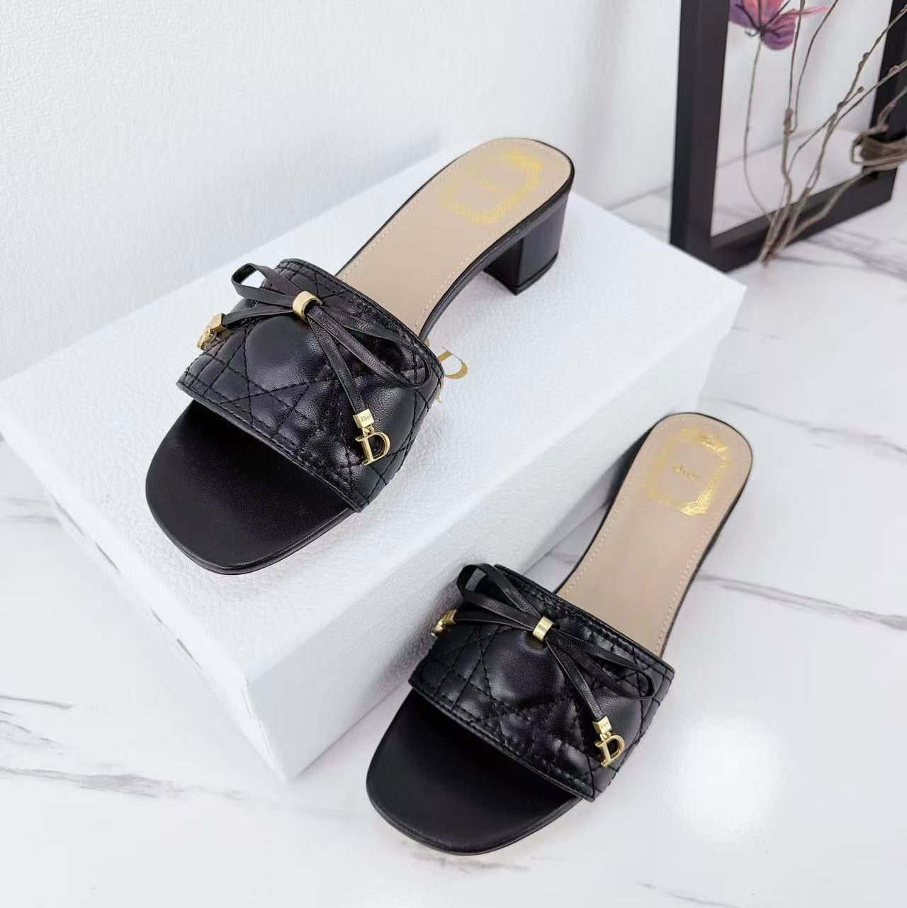 CD 26s Slippers Black Beige Cowhide 681587