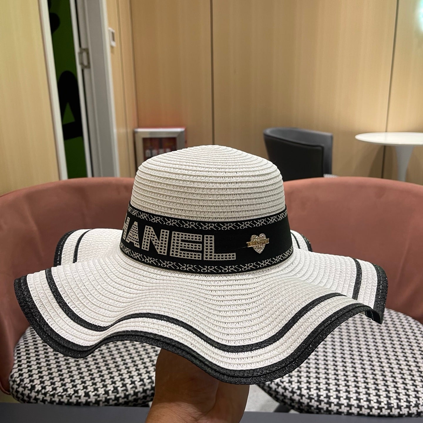 Chanel Wide-brimmed Straw Hat 214482