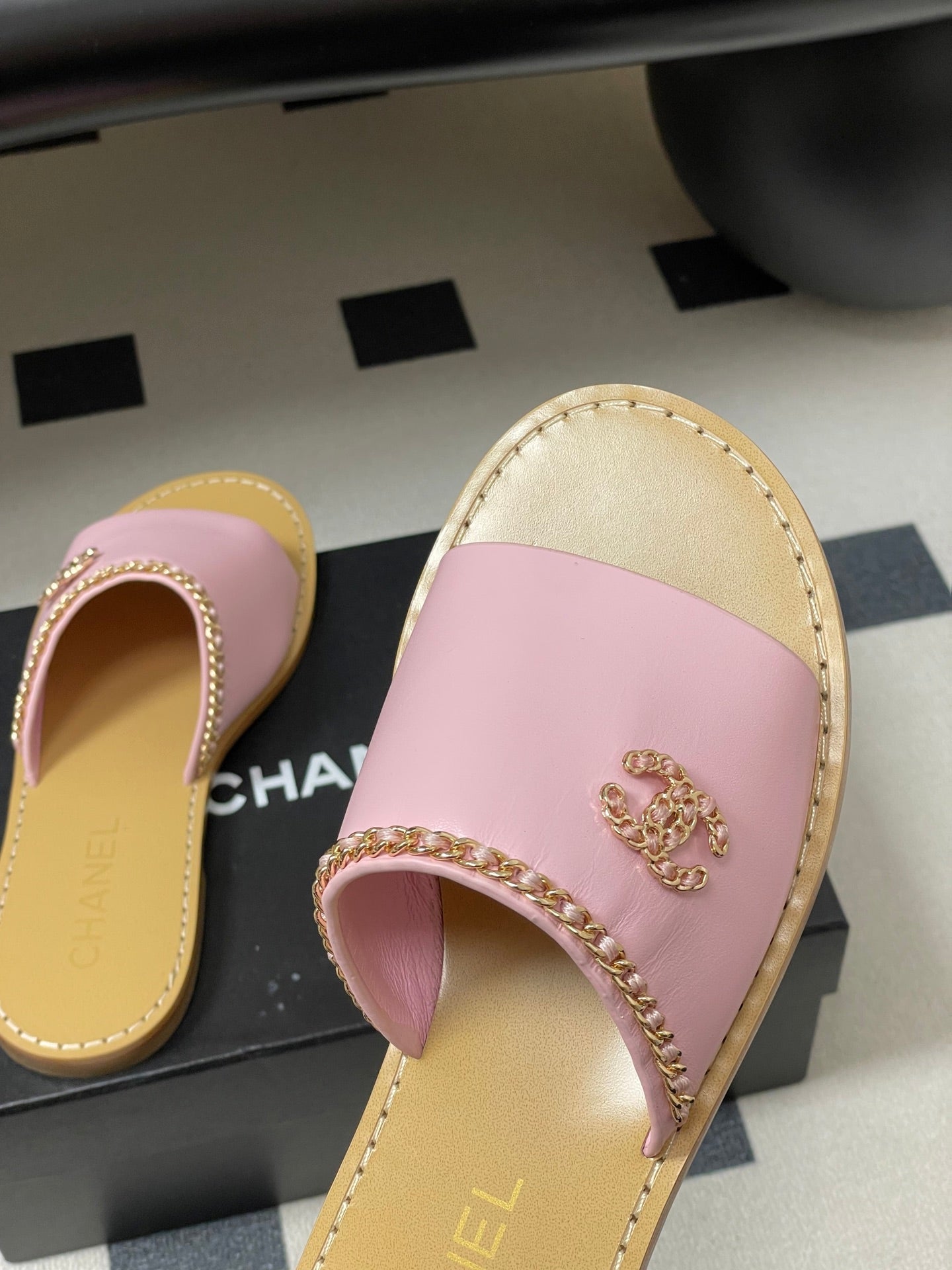 CC 26 Flat Sandal Pink Beige Sheepskin 593297
