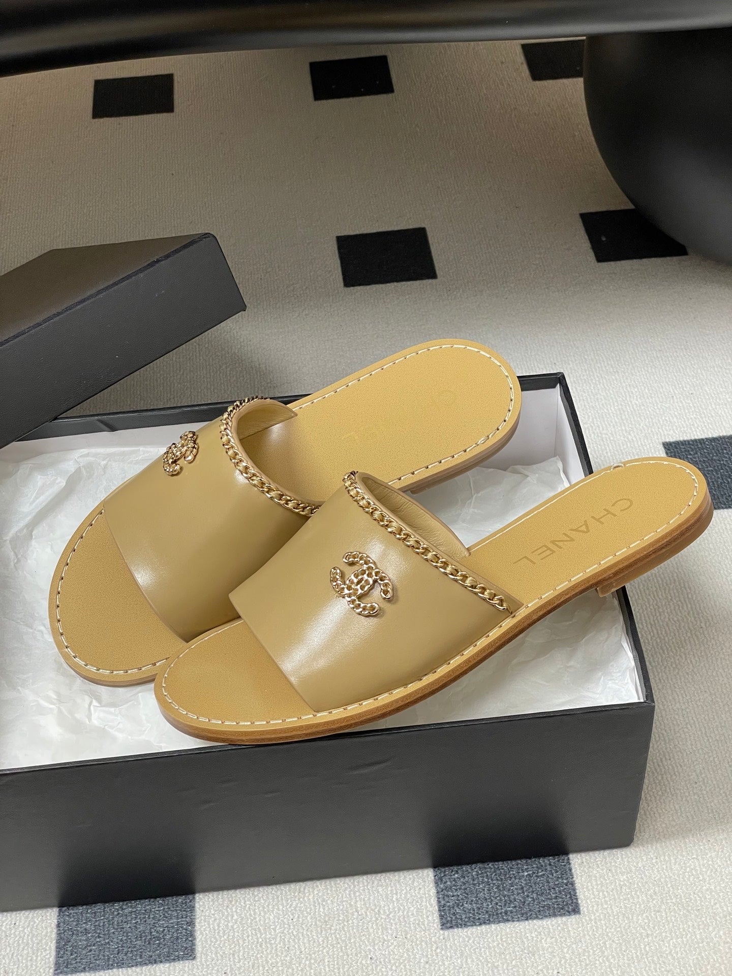 CC 26 Flat Sandal Beige Sheepskin 593298