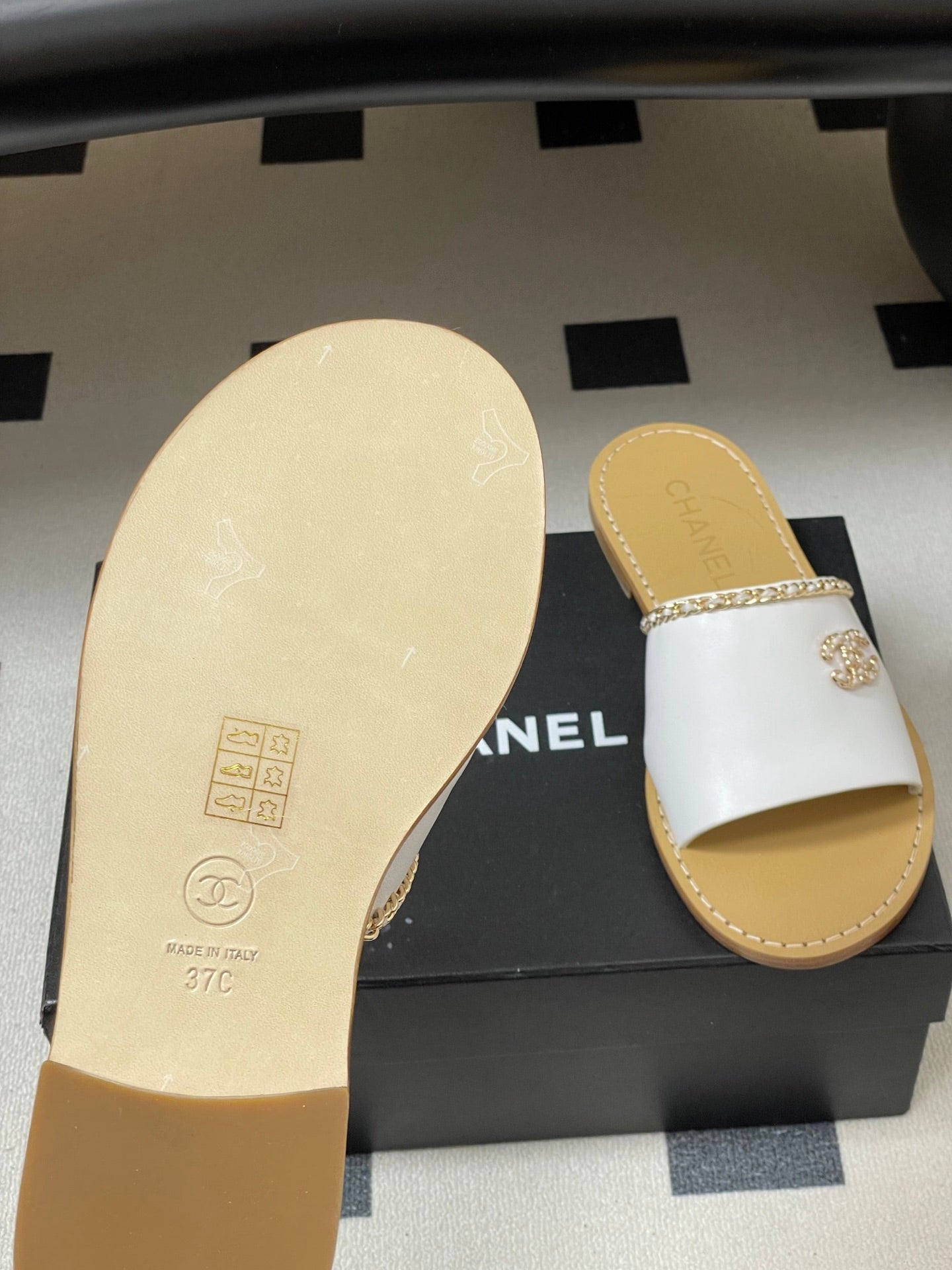 CC 26 Flat Sandal White Beige Sheepskin 593299