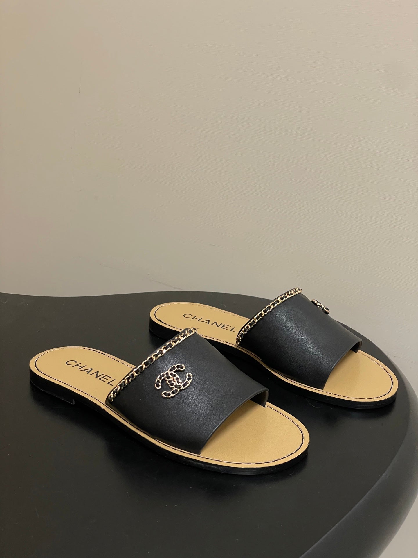 CC 26 Flat Sandal Black Beige Sheepskin 593300