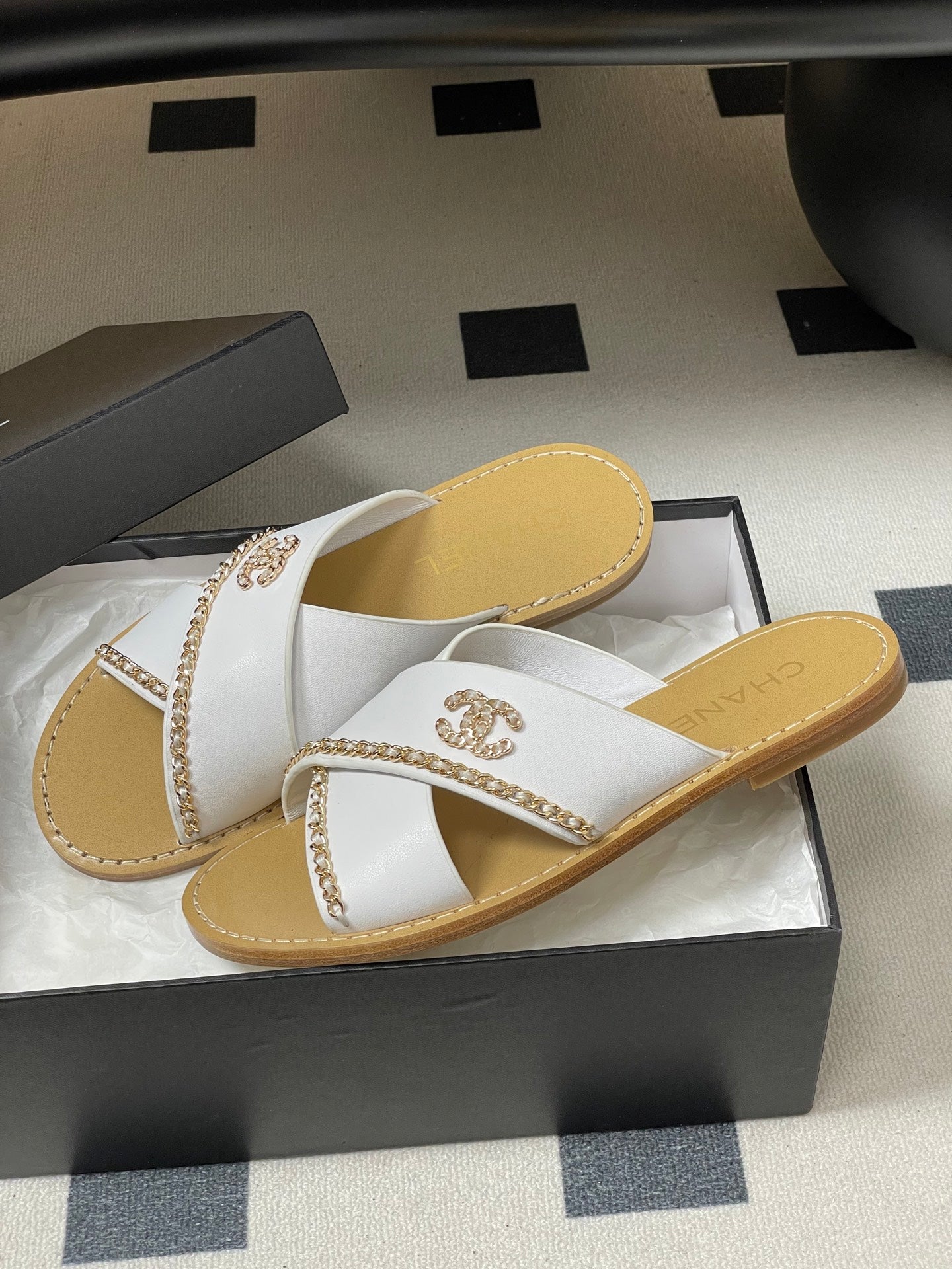 CC 26 Criss-cross Strap Slipper White Beige Sheepskin 593303