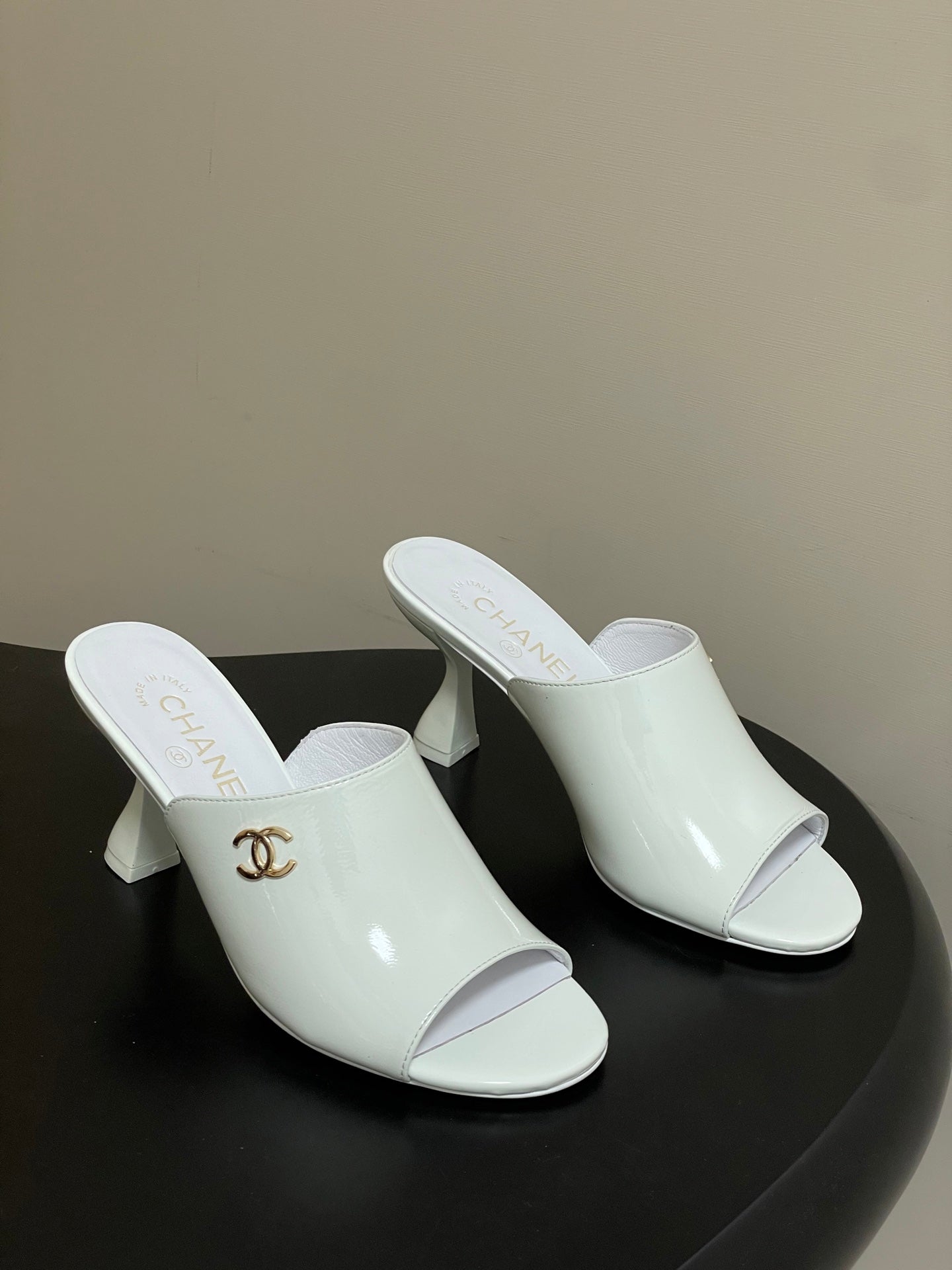 CC 26 Sandal White Patent Leather 593322