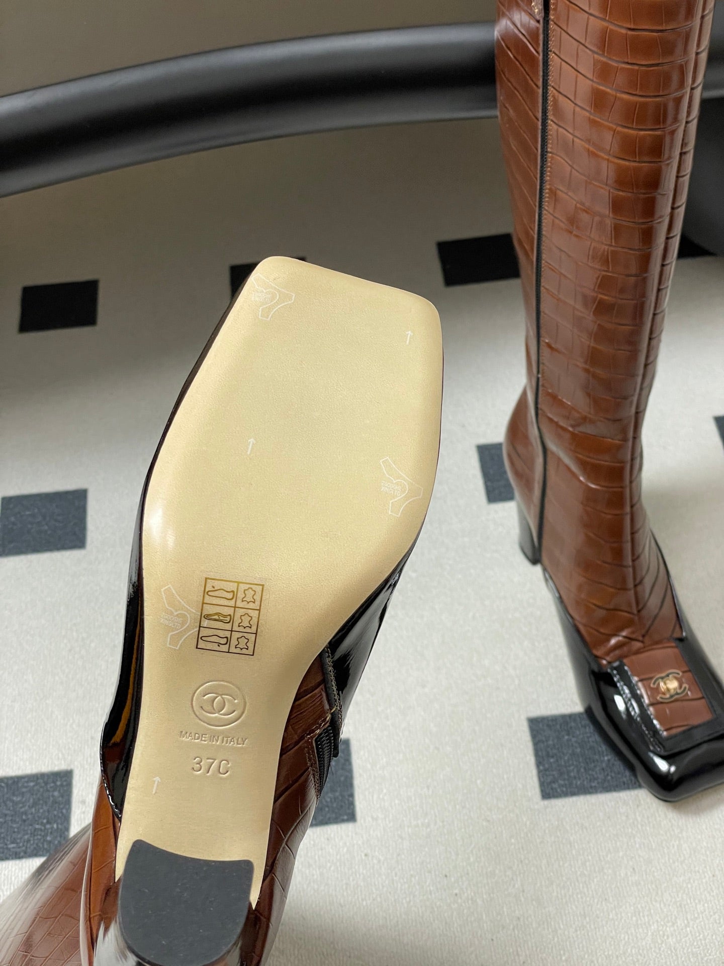 CC 26 Crocodile-embossed High Boot Black Brown Patent Leather 593110