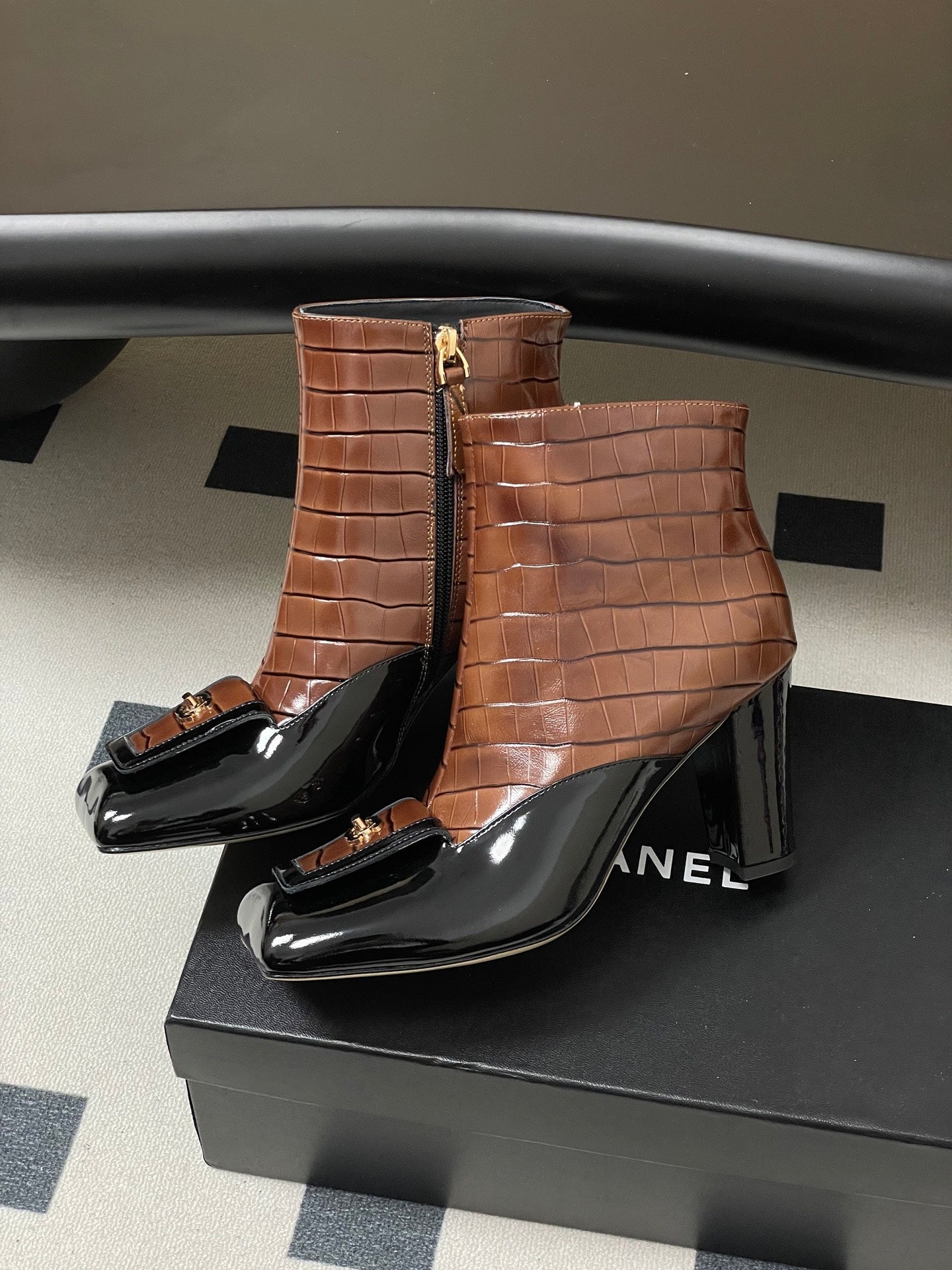 CC 26 Crocodile-embossed Boot Black Brown Patent Leather 593112
