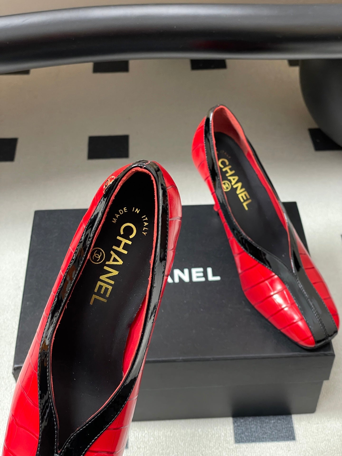 CC 26 Crocodile-embossed Pump Red mix Black Calfskin 593367