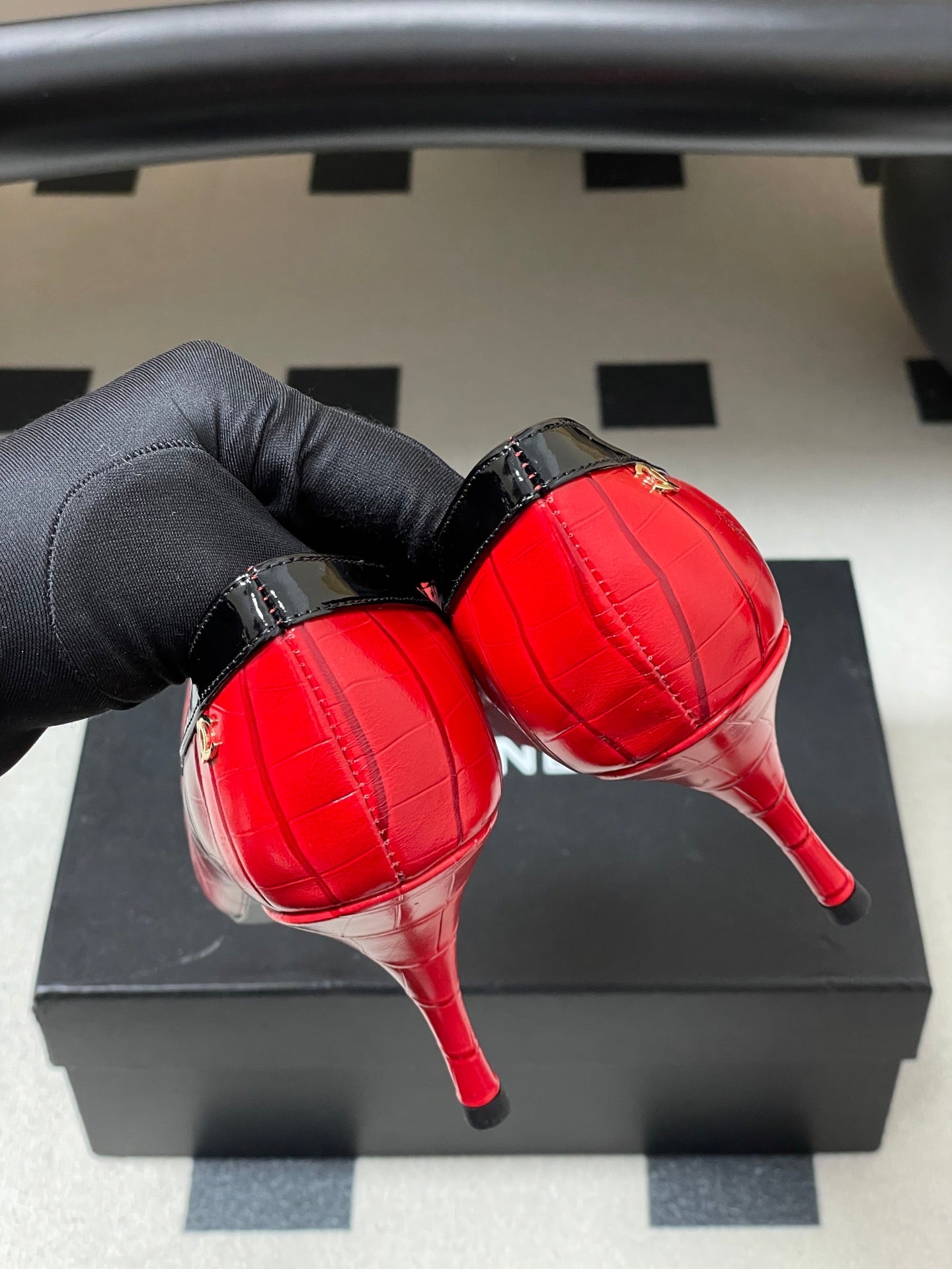 CC 26 Crocodile-embossed Pump Red mix Black Calfskin 593367