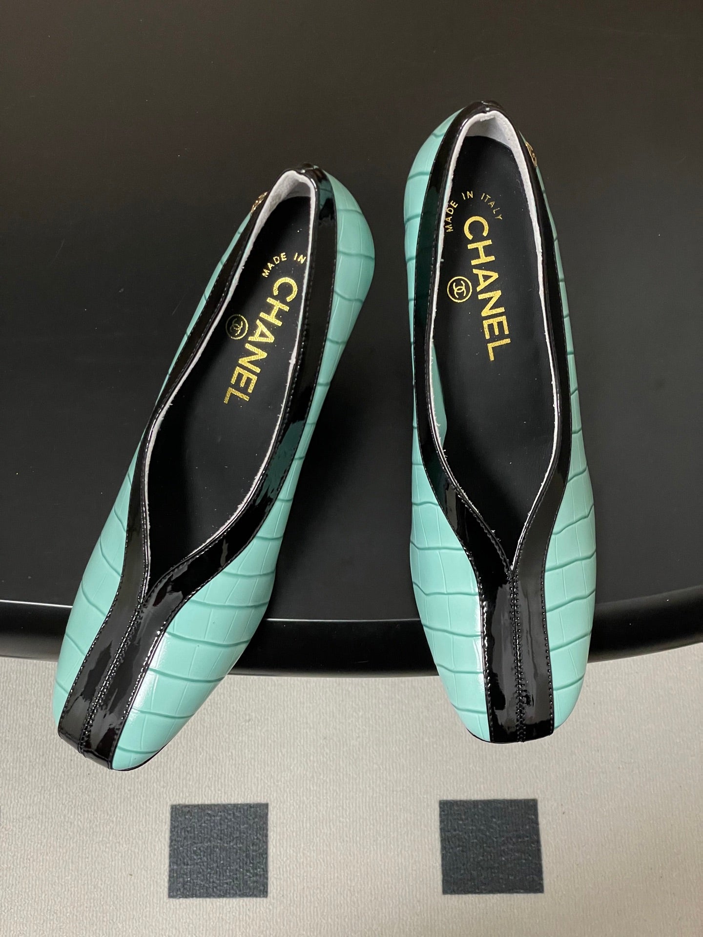 CC 26 Crocodile-embossed Pump Light Blue mix Black Calfskin 593368