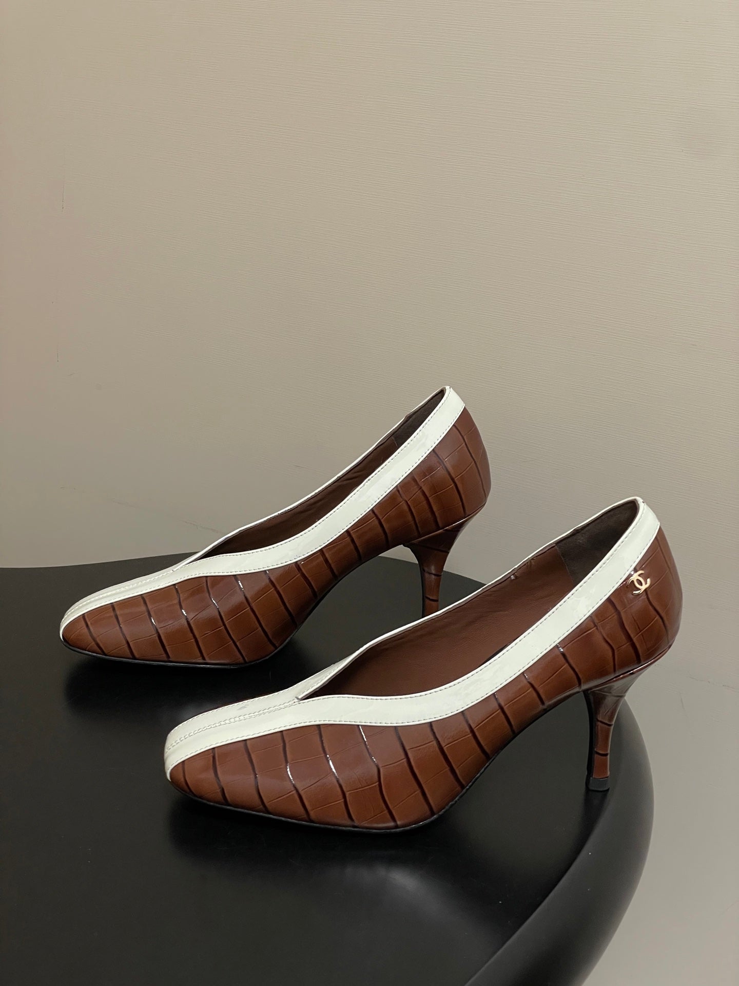 CC 26 Crocodile-embossed Pump Brown mix White Calfskin 593369