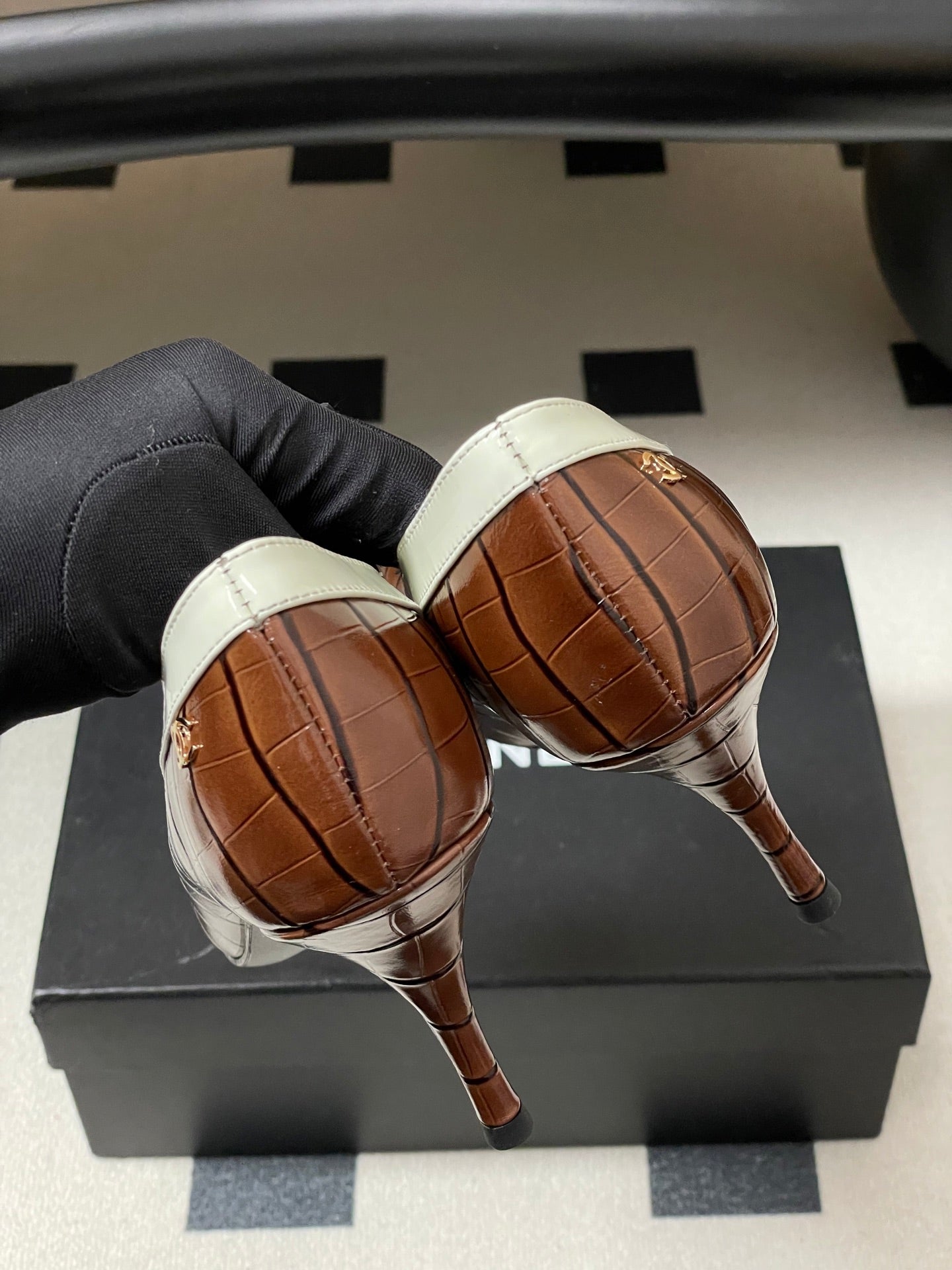 CC 26 Crocodile-embossed Pump Brown mix White Calfskin 593369