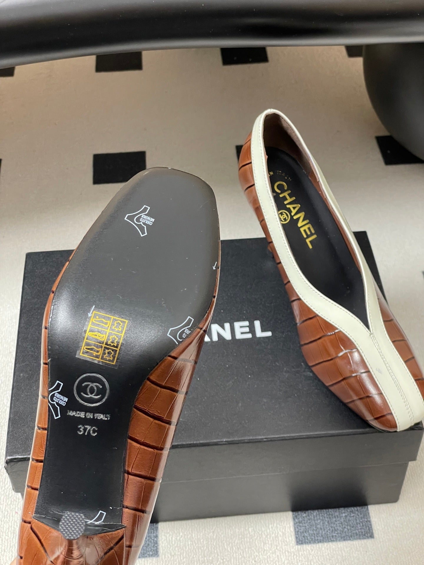 CC 26 Crocodile-embossed Pump Brown mix White Calfskin 593369