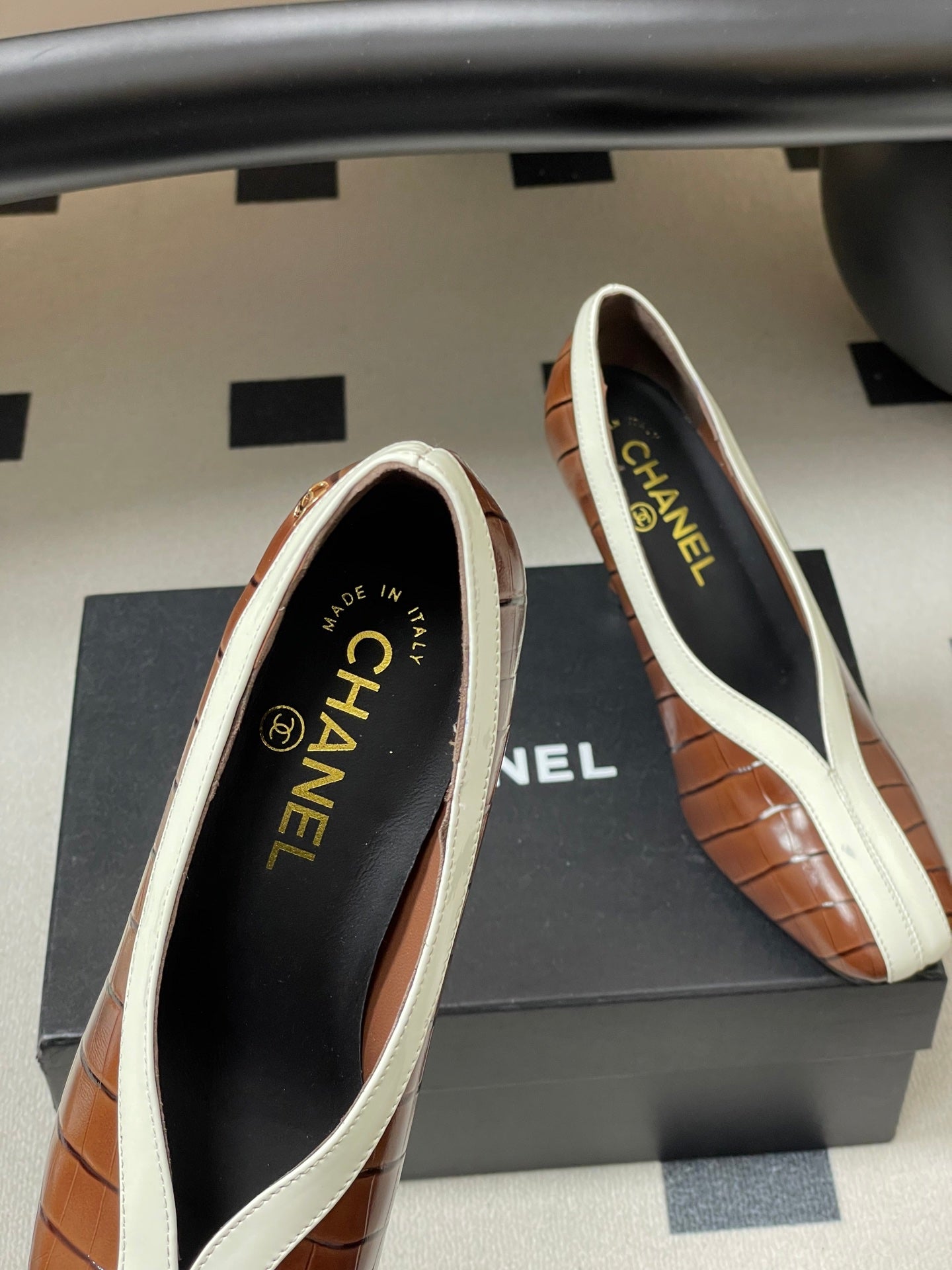 CC 26 Crocodile-embossed Pump Brown mix White Calfskin 593369