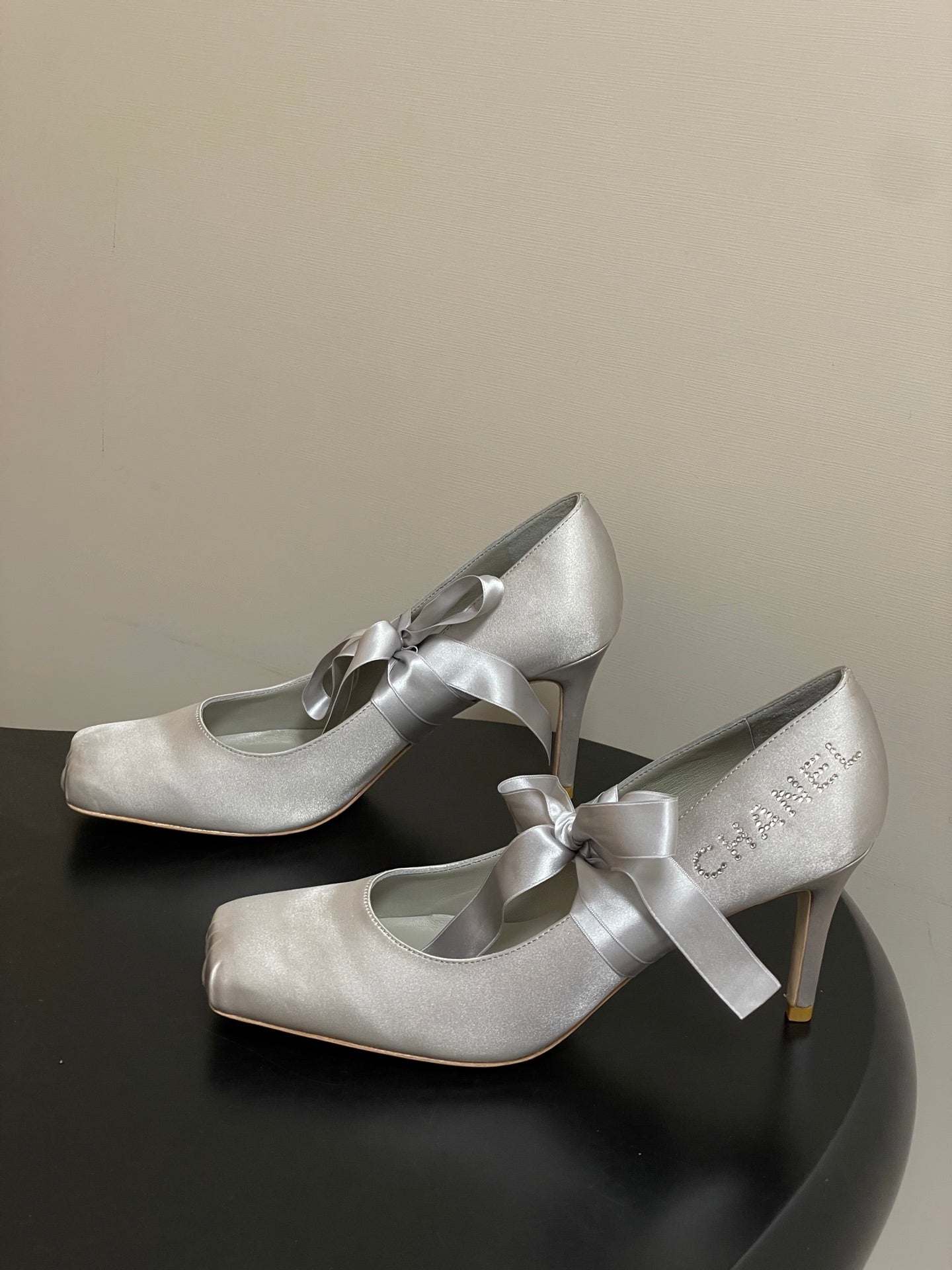 CC 26 Pump Light Gray Satin Silk 593136