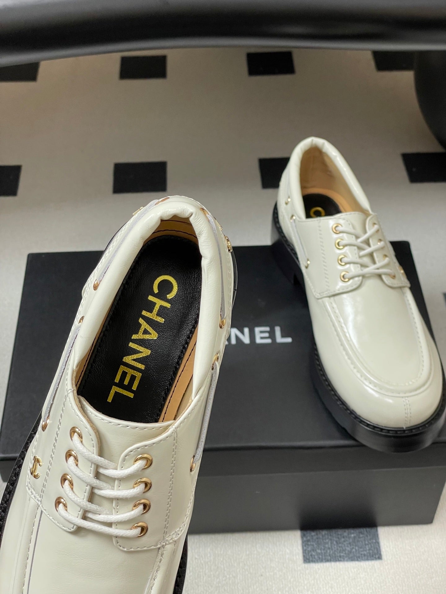 CC 26 Lace-Up Loafer White Sheepskin 594249