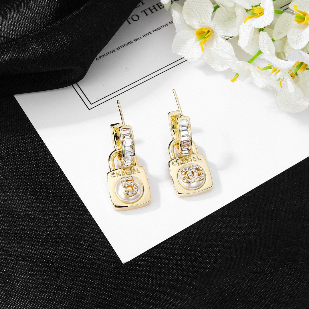 CC Pendant Looked Double C Diamond Light Gold Earrings