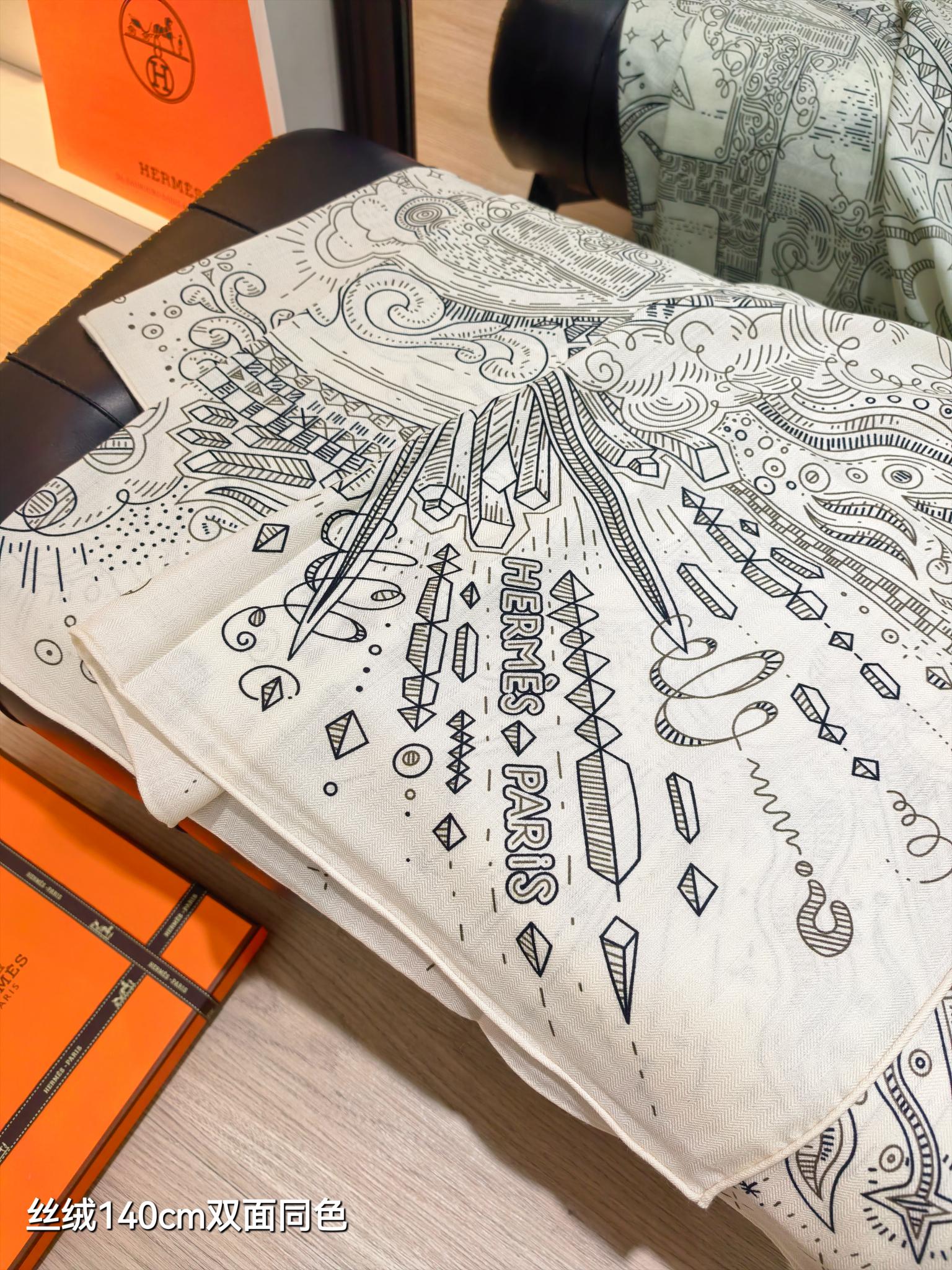 HM Connecting 140 CM White Black Cashmere and Silk 293097