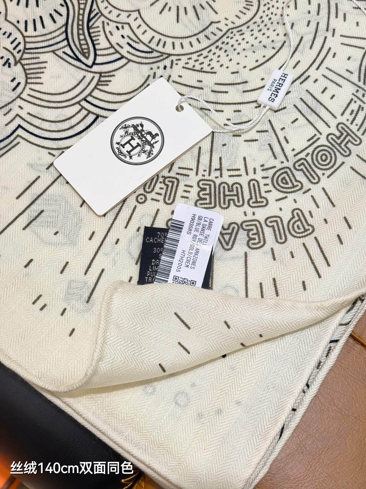 HM Connecting 140 CM White Black Cashmere and Silk 293097