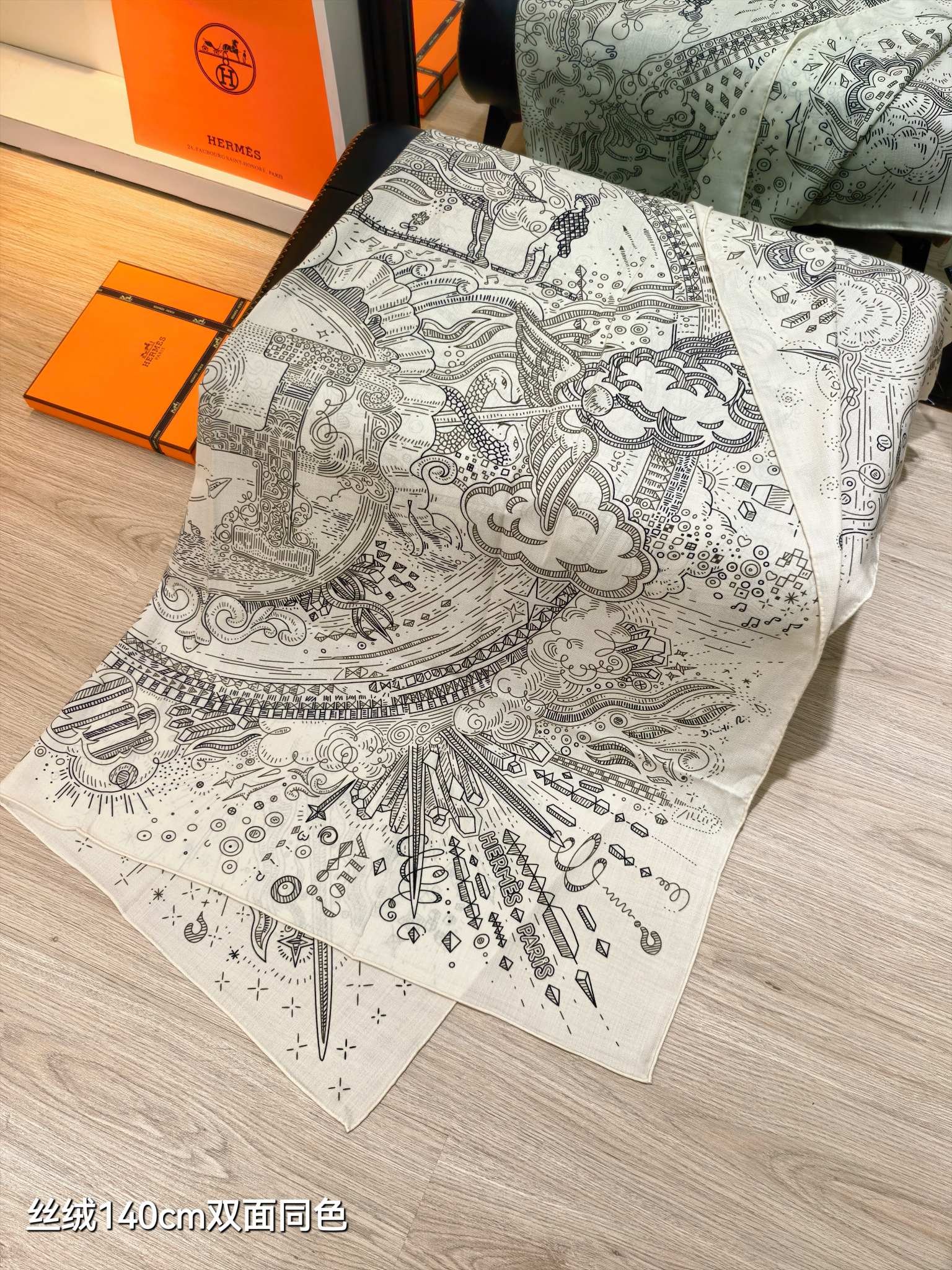 HM Connecting 140 CM White Black Cashmere and Silk 293097