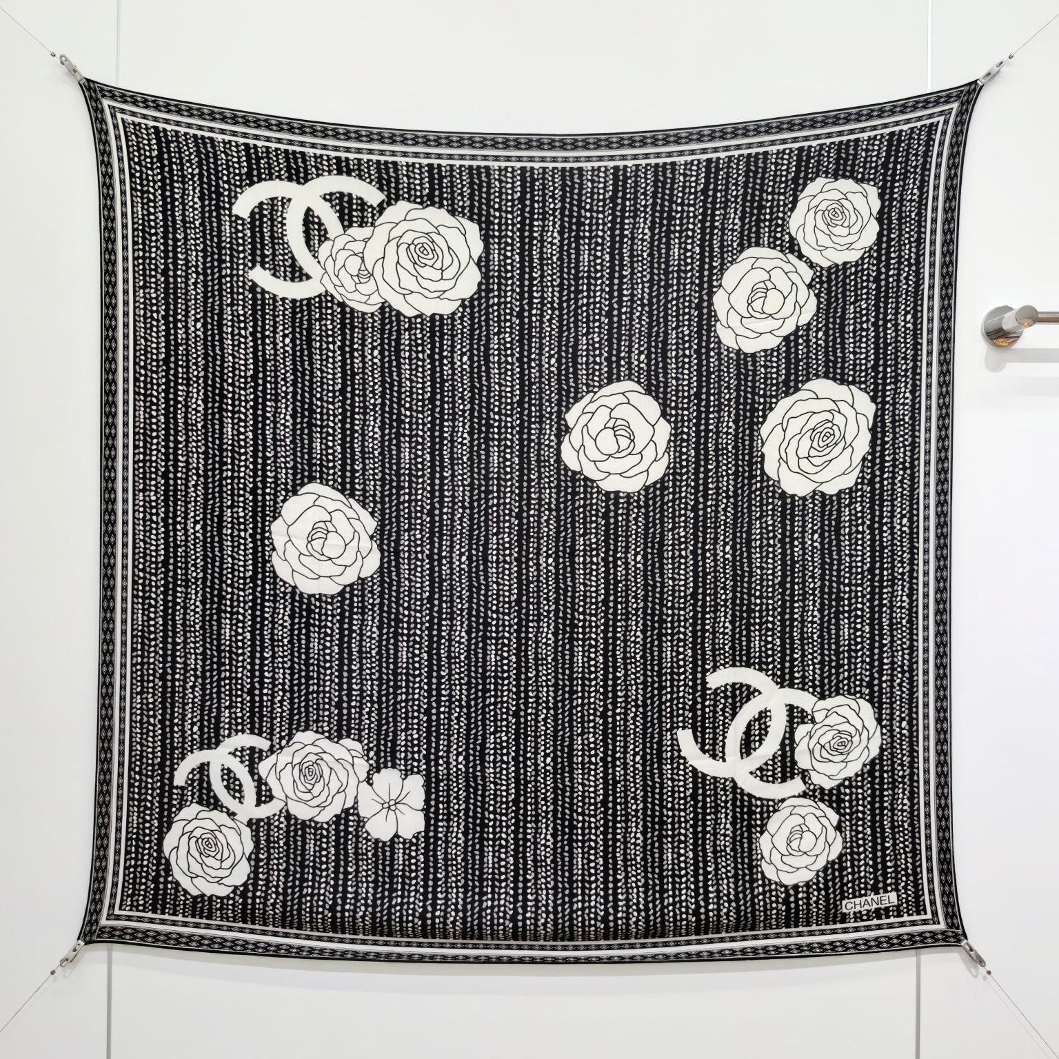 CC 25 Camellia Scarf 140CM Black Cashmere 293087