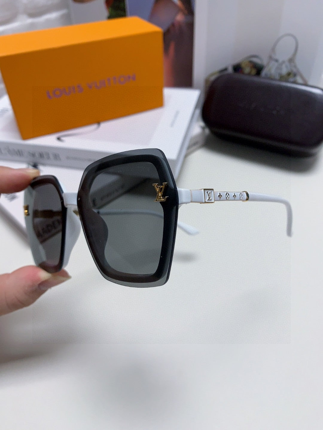SQUARE SUNGLASSES 581356 IN WHITE ACETATE GREY LENSES