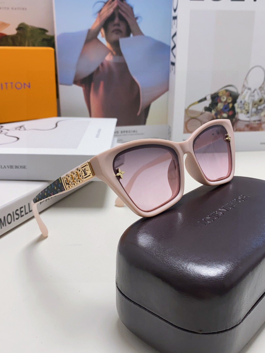 SQUARE SUNGLASSES 581358 IN NUDE PINK ACETATE EMBOSSED MONOGRAM LOGO