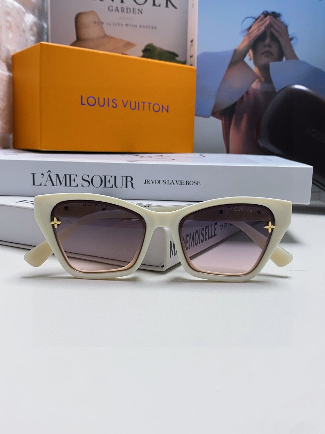 SQUARE SUNGLASSES 581359 IN IVORY ACETATE EMBOSSED MONOGRAM LOGO