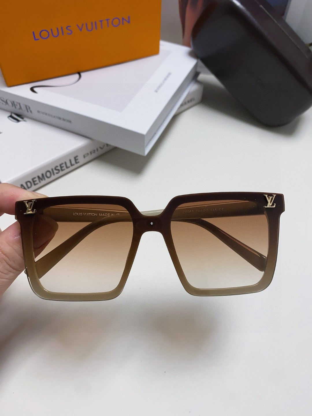 SQUARE SUNGLASS 581368 IN BEIGE ACETATE