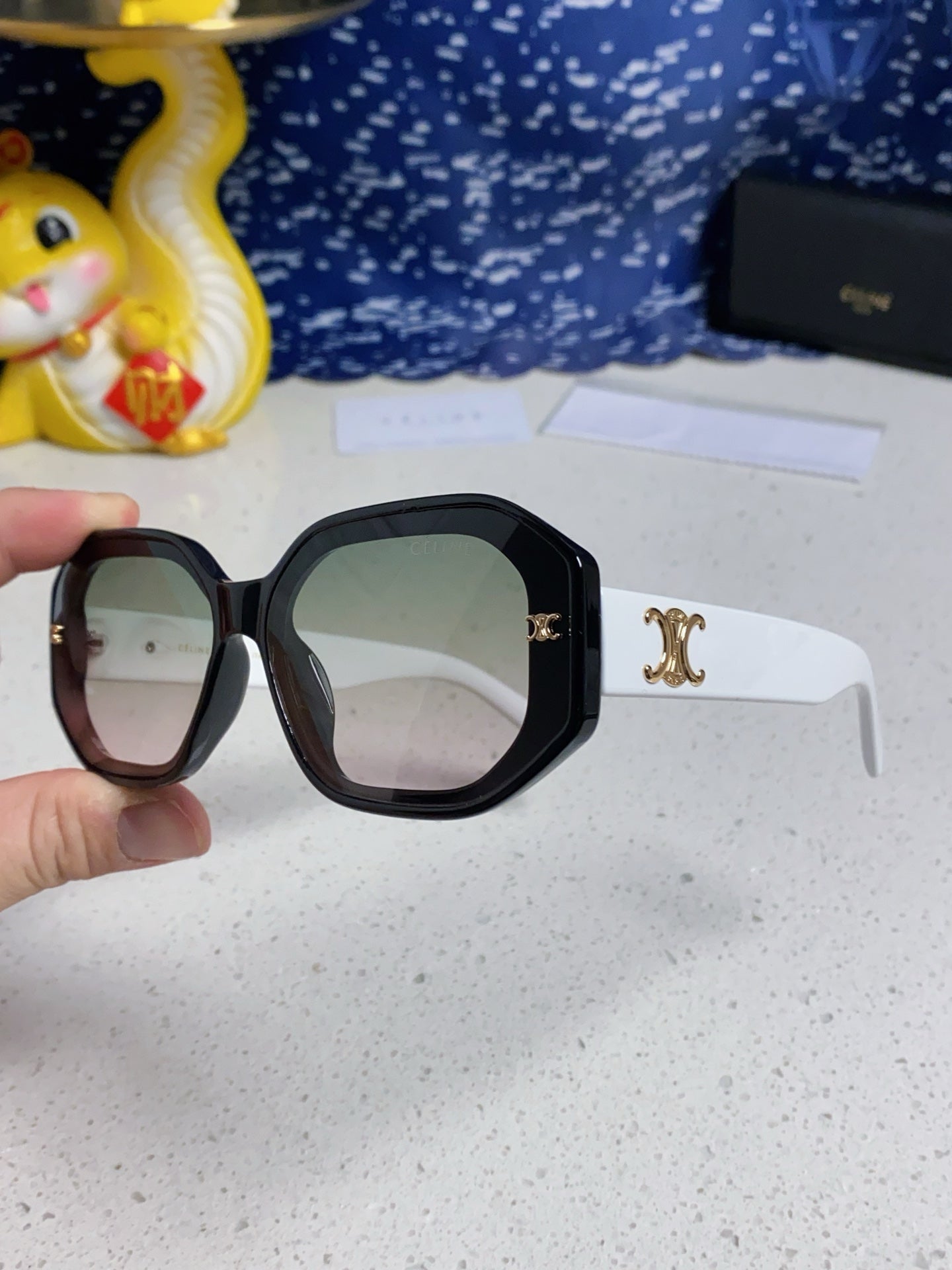 TRIOMPHE SQUARE SUNGLASS 566739 IN BLACK AND WHITE ACETATE